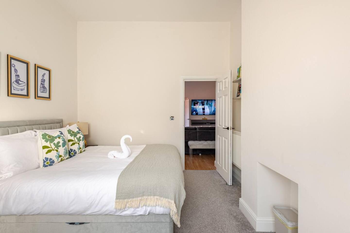 Stylish Flat In Central Location With Free Parking Суиндон Экстерьер фото